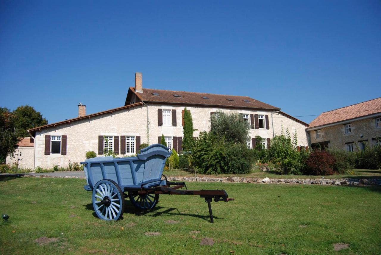 Bed and Breakfast Le Logis Des Quatre Puits Neuvicq-Montguyon Экстерьер фото