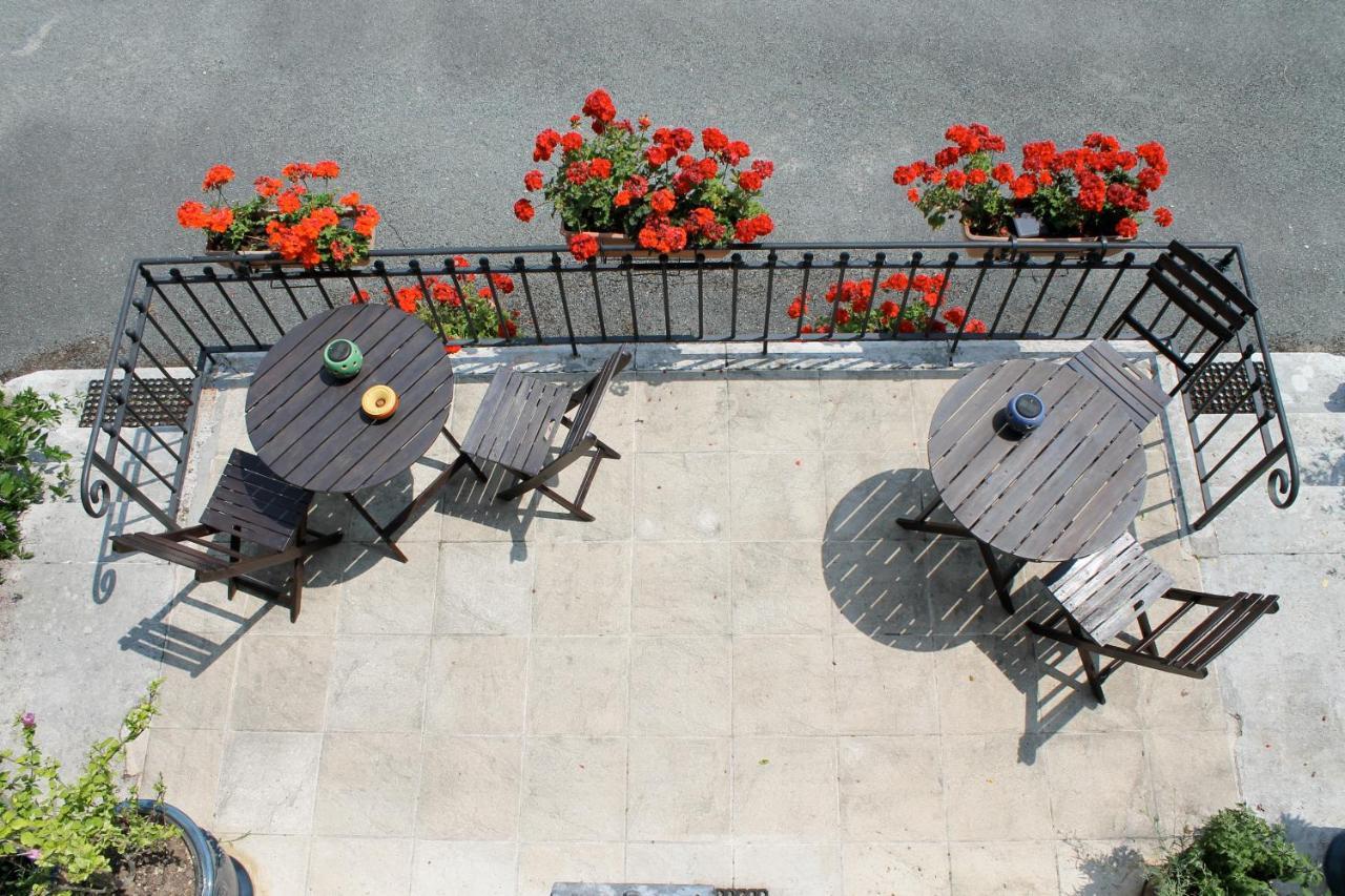 Bed and Breakfast Le Logis Des Quatre Puits Neuvicq-Montguyon Экстерьер фото