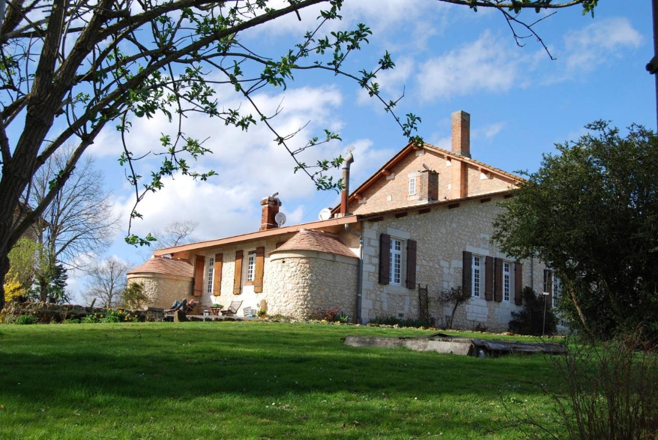 Bed and Breakfast Le Logis Des Quatre Puits Neuvicq-Montguyon Экстерьер фото