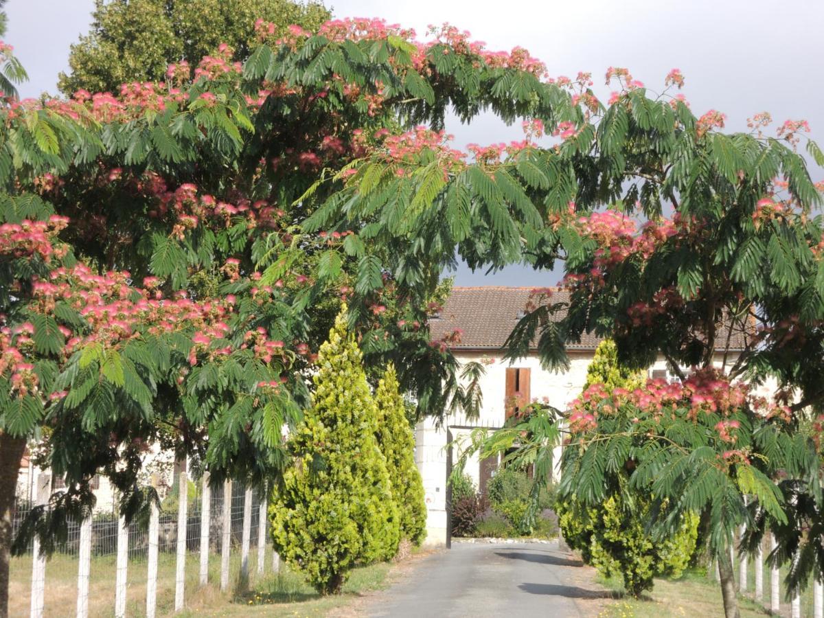 Bed and Breakfast Le Logis Des Quatre Puits Neuvicq-Montguyon Экстерьер фото