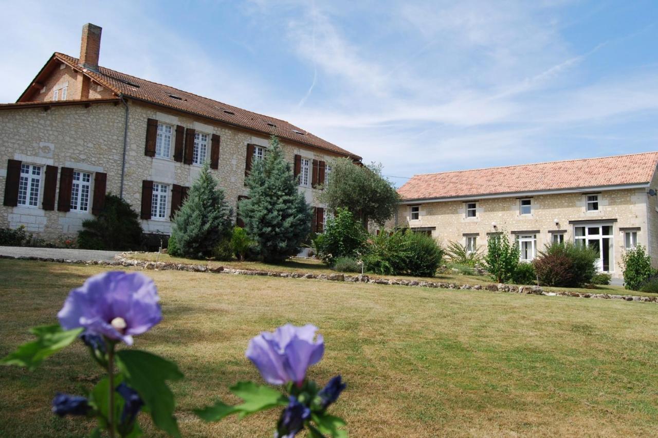 Bed and Breakfast Le Logis Des Quatre Puits Neuvicq-Montguyon Экстерьер фото