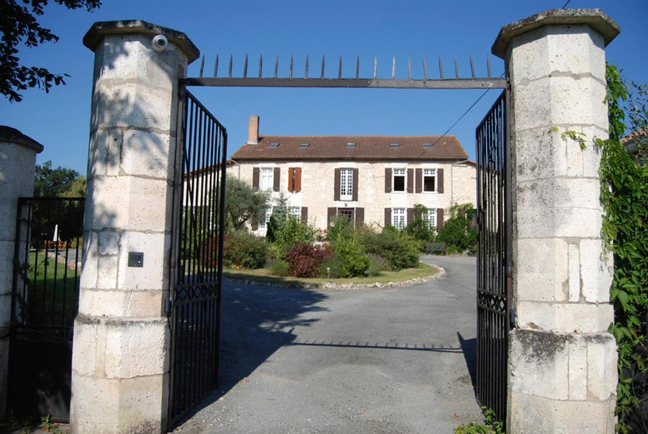 Bed and Breakfast Le Logis Des Quatre Puits Neuvicq-Montguyon Экстерьер фото